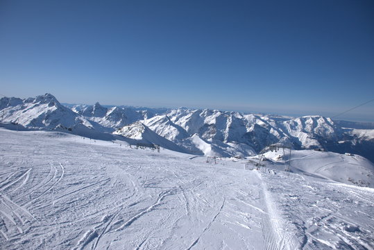 Montañas nevadas en la estación de esqui de Les Deux Alps en Francia