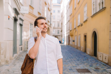 Obraz premium Young man background the old european city take selfie