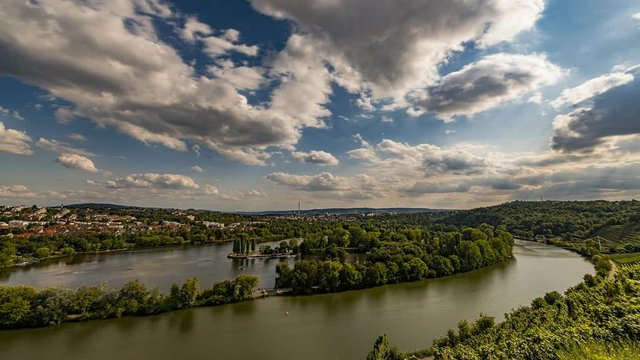 stürmische Wolken über dem Max-Eyth-See und dem Neckar in Stuttgart, Timelapse 