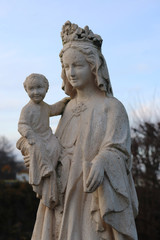 Fototapeta na wymiar Statue of Virgin Mary with her child