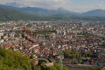 Fototapeta na wymiar Grenoble et son téléphérique 