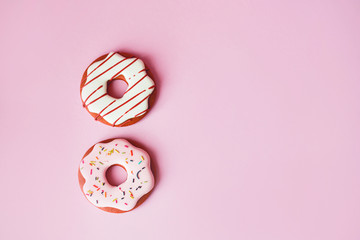 Fragrant gingerbread in the form of doughnuts on a pink background.