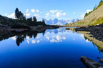 Dachsteinmassiv spiegelt sich im mittleren Gasselsee, Spiegelsee
