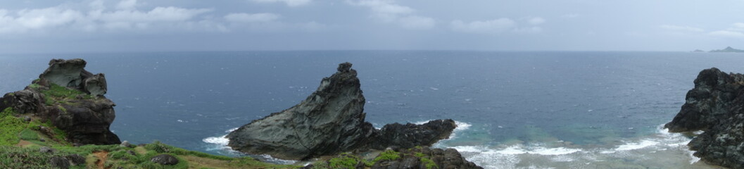 Fototapeta na wymiar Felsige Küste mit großem Stein auf der Spitze in Ishigaki Japan