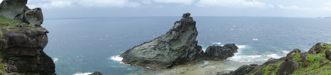 Fototapeta na wymiar Felsige Küste mit großem Stein auf der Spitze in Ishigaki Japan