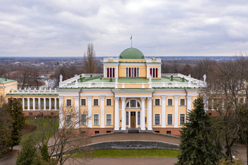 Fototapeta na wymiar Gomel Palace and Park Ensemble. Architectural monument. A three-story building with a four-column portico at the entrance and a domed top in the style of Russian classicism.