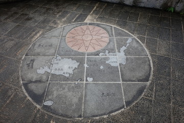 Kompass mit den Inseln Ishigaki gepflastert auf dem Boden