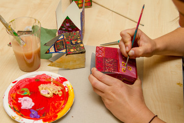 Bemalen von Papphäusern