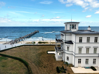 Blick auf die Seebrücke von Heiligendamm bei Bad Doberan in Mecklenburg Vorpommern (Deutschland)