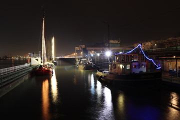 B&acirc;teau illumin&eacute; la nuit sur le fleuve Rh&ocirc;ne dans l'ancienne &eacute;cluse de La Mulati&egrave;re au sud de Lyon - D&eacute;partement du Rh&ocirc;ne - R&eacute;gion Rh&ocirc;ne Alpes - France