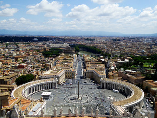 Blick auf den Petersplatz und die Via della Conciliazione vom Dach des Petersdom aus