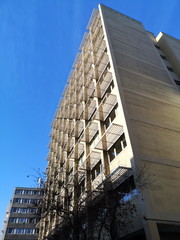 Bürogebäude der Goethe Universität in Beige und Naturfarben mit modernem Sonnenschutz bei blauem...