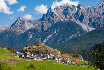 Fototapeta na wymiar Swiss alpine landscape with the town Ardez
