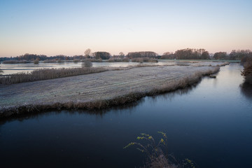 Das Steinhorster Becken bei Sonnenaufgang im Winter, Steinhorst, Paderborn, Deutschland