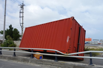 Obraz premium Sturmschäden nach taifun auf Ishigaki Okinawa japan Container
