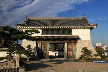 日本の秋　夕焼けに映える岡崎城　大手門