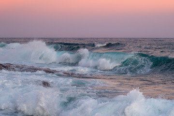 Olas en una puesta de sol rosada 1