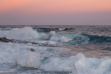 olas en una puesta de sol rosada 4