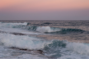 olas en una puesta de sol rosada 5