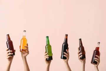 Gardinen Hände mit Bierflaschen auf farbigem Hintergrund © Pixel-Shot