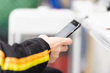 スマホを操作する男性
