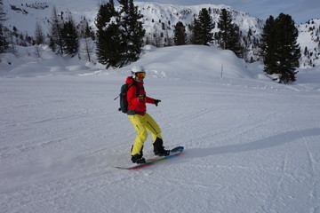 Fototapeta na wymiar Frau beim Snowboard fahren in Italien