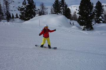 Frau beim Snowboard  fahren in Italien