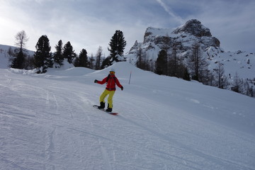 Frau beim Snowboard  fahren in Italien