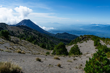 Fototapeta na wymiar volcán nevado de Colima