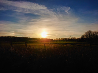 Sonnenuntergang auf den Feldern