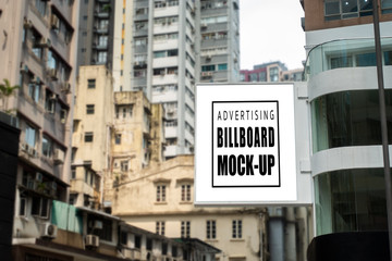 Obraz premium Mock up blank vertical billboard hanging from building