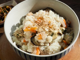 아시아 음식 굴 야채밥과 반찬 