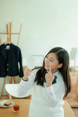 手鏡を持った女子学生