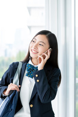 スマートフォンで電話する女子学生