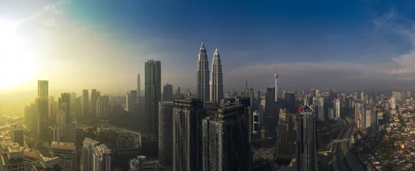 Türaufkleber Kuala Lumpur-Gebäude mit dramatischer Sonnenaufgangsluftpanoramaaufnahme © Kencana Studio