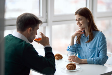 Obraz na płótnie Canvas young couple having breakfast in cafe