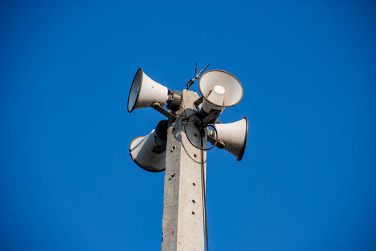 Speaker broadcasting on a 360 degree concrete pole