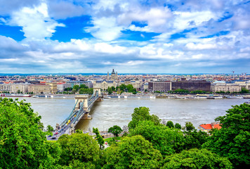 Obraz premium The Chain Bridge across the Danube River in Budapest, Hungary.