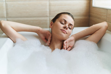 Naklejka premium woman relaxing in bubble bath