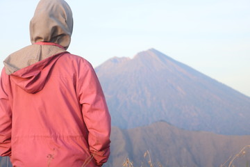 woman hiking seeing Rinjani mount and sunrise 2