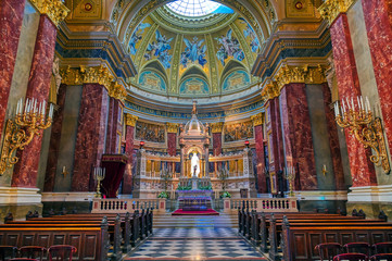 Obraz premium Budapest, Hungary - May 22, 2019 - The interior of St. Stephen's Basilica located on the Pest side of Budapest, Hungary.