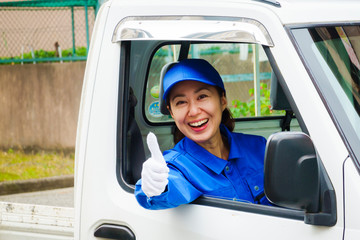 青色の作業服を着た女性