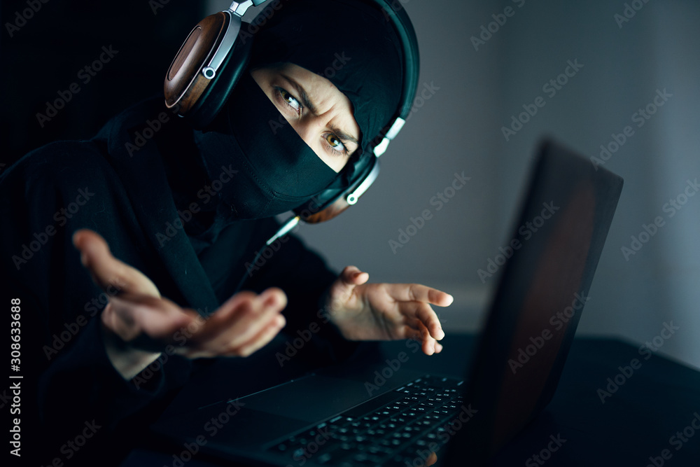Aufkleber hacker stealing data from laptop
