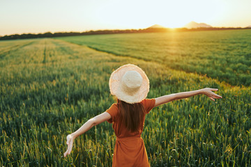 Fototapeta na wymiar woman in wheat field