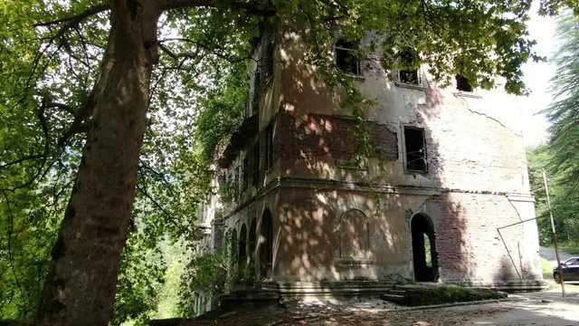 Zoom in to the House destroyed during the war