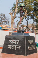 Obraz premium GUWAHATI, INDIA - JANUARY 31, 2017: Rifle and helmet monumnt at Dighalipukhuri War Memorial in Guwahati, India