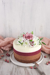 Obraz na płótnie Canvas Fresh flowers decorated layered cake