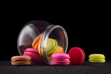 Crédence de cuisine en verre imprimé Macarons Pot de macaron coloré français ou macaron sur table en bois isolé sur noir