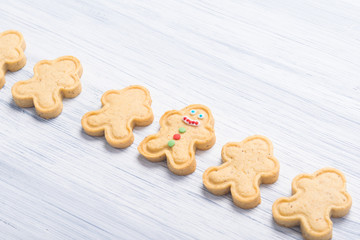 Christmas little men from cookies lie on a gray background from corner to corner diagonally