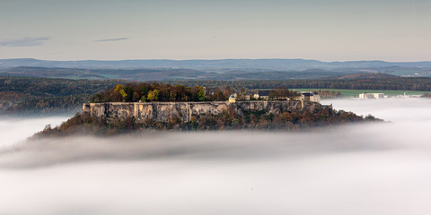 Fototapeta Festung Königstein in den Wolken obraz